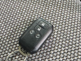 スマートキー付き!キーを取り出さなくてもドアの施錠・開錠が可能です!また、キーが車内にあればスタートボタンを押すだけでエンジンのON/OFFをすることが可能です!