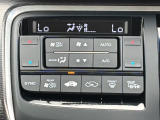 一年じゅう快適なドライブをお楽しみいただけるオートエアコンを装備。