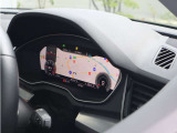 内装はシンプルに使い勝手を考え作られています。お車を運転する感覚をダイレクトに体感して頂けます。室内も広くロングドライブにも快適にお過ごしいただけます。