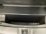 フロア下にもちょっとした収納スペースがございます。