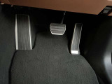マツダ車は正しく自然なドライビングポジションが取れるよう、フットレストとオルガン式アクセルペダルが両脚のそれぞれ正面に来るように配置が工夫されています。人馬一体の操作性はここから生まれます。