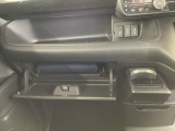 グローブボックスに車載書類を収納できます