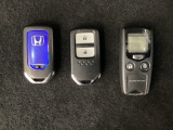 スマートキーを装備しています。鍵を差し込むことなくドアロックの開け閉めと、スタートボタン操作でのエンジンスタートができます。加えて、純正リモコンエンジンスターター用の操作キーもついています。