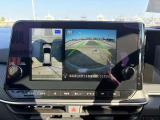 車庫入れが不安な方必見です!白線や車間を空から見下ろしたような画像で一目で分かって車庫入れも安心。周囲に動くものがあれば表示とブザーでお知らせしてくれるのでさらに安心です。