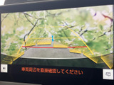 バックカメラの映像を表示するモニター。駐車や万場での後方確認をサポートし、安全運転を後押しします。