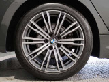 【BMWアロイホイル】軽量かつ強度に拘ったアロイホイル。走行性能ポテンシャルを引き出す設計。車の足元を引き締めてくれる大きなポイントはアロイホイルです。