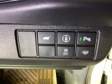 【パーキングセンサー】駐車や出庫時にクルマの前後の障害を検知し、音とディスプレイでお知らせします。VSA搭載。横滑りを抑えて、安全な走行を確保します。