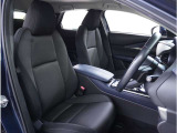 【清潔感のある運転席&助手席】隅々までクリーニングの行き届いた運転席&助手席。目立ったシミや汚れ等もございません。快適なドライブをどうぞ。