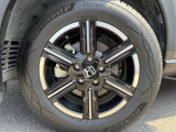 純正アルミホイールです。タイヤサイズは、215/60R16です。