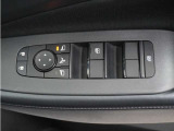 パワーウィンドウを装備しております。運転席側はオート機能付きで、スイッチを奥まで押す・引くことで、窓が自動で全開・全閉します。