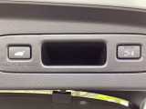 ハンズフリー機能付きパワーテールゲートで、重い荷物を持っていても足をかざすだけで開閉可能。予約クローズ機能により、離れると自動で閉まるため、積み込み後もスムーズに移動できます。