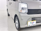 明るいライトが夜道を明るく照らしてくれます。 運転する上で、道路状況をいかに早く認識できるか重要なポイントです。 白色光が暗い道も明るく照らしてくれますよ。