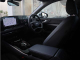 内装はシンプルに使い勝手を考え作られています。お車を運転する感覚をダイレクトに体感して頂けます。室内も広くロングドライブにも快適にお過ごしいただけます。