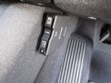 ■ETC2.0対応車載器を標準装備。カードリーダーはグローブボックス内に取り付けられています。高速大容量の双方向通信により、渋滞時の迂回ルート情報や安全運転に資する情報など、多彩なサービスを提供します。