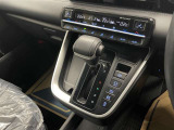 操作しやすいATシフトです♪シフトチェンジを気にしなくていいので運転だけに集中できますね!自然と手に届くところにある、手になじむ形状のシフトノブがいいですね♪