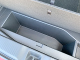 【ラゲッジルーム収納】荷室下に収納スペースを装備。小物をすっきり整理できる便利な装備です。