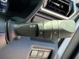 視認性の高いレバーデザインで、安全な車線変更をサポート。スムーズな操作で、周囲への配慮を忘れずに。