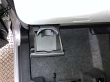 ワンタッチで展開するドリンクホルダー!非常にスマートですね!