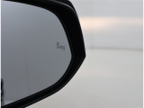 隣車線を走る車両をレーダーで検知し、ドアミラーでは確認しにくい後側方エリアに存在する車両に加え、急接近してくる車両も検知します。車両を検知するとドアミラーに搭載されたLEDインジケーターが点灯します。