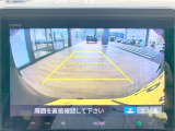 【リヤカメラ・ワイドビュー】後方を広く映し出し、左右からの接近車両や歩行者も確認しやすいビューです。