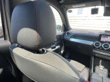 厚みのあるヘッドレストとホールド感に優れた背もたれ。長距離ドライブでも疲れにくい設計です。