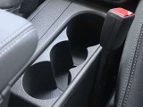 ●ドリンクを支える固定ホルダー付きです。運転中などもお飲み物がこぼれる心配はございません。