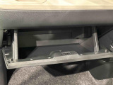 大きな荷物を収納できる、便利な助手席グローブボックス