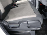『運転席ハイトアジャスター』がついていて、前後だけでなく高さも変えられるので自分に合った運転しやすい位置に調整してお乗りいただけます!