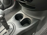 小物入れとしても使えるドリンクホルダーも装備しています