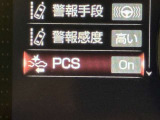 プリクラッシュセーフティーです。カメラとレーダーで自車前方の車両を検知しブザーとディスプレイで注意喚起しブレーキをアシスト、またはブレーキがかかり衝突回避か緩和をします。