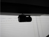 ドライブレコーダーには車内カメラ付きリアカメラが付いております。車内を後方から撮影するため、搭乗者の顔などが映りにくくなっております。