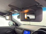 【あると便利な装備】運転席・助手席サンバイザー内側ライト付きミラー+マップランプが装備されています