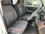 安定感あるシートです。長距離ドライブでも疲れにくいですよ。運転席、助手席共にシートヒーター完備で寒い日も快適です!