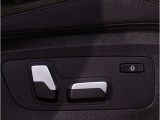 【コックピットシート】BMW車の主役席。車体中央にくる様に配置し車両重心とが一致する事でドライバーと車との一体感あるドライビングを実現。人間工学に基づき形成した形状が長時間のドライブ疲労も軽減します!
