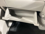 【グローブボックス】容器がせり出してくるバケットタイプ!一目で中身を把握でき、取り出しやすさにも優れます!