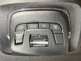 フロント天井に電動サンシェードスイッチ・ヘルプネットスイッチパネルが付いています。