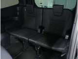 サードシートは便利な5:5分割可倒式シートです。収納と乗車人数のバランスに優れています♪荷物の大きさに応じたラゲージスペースをフレキシブルに作り出せるので、シーンに応じた使い方ができます♪