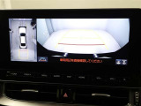 パノラミックビューモニターを装備。駐車場や交差点でクルマを真上から見るように周囲を確認できます。機能の詳細は販売店スタッフまでおたずねください。