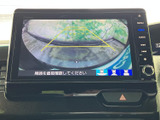 後方確認をサポートするモニターは、安全な運転に貢献。狭い道や駐車時も、周囲の状況を把握しやすくなっています。