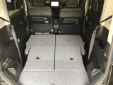 両方のシートを倒すと大きな荷物や長い荷物などたくさん積めますよ☆