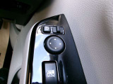 電動格納式ミラーなので、対向車などとのすれ違い時にも便利です。また、ドアロック連動で自動格納します。