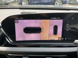 サラウンドビューカメラ装備 車両の4つのカメラから得た映像を合成し、上空から眺めているような映像をモニターに映し出します。車両周辺の歩行者や障害物などの発見に役立ちます。