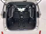 3列目シートは跳ね上げ式で折りたたみ可能です。キャンプ用品など大きな荷物もばっちり収納可能です!
