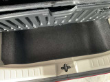 床下に大きな収納ボックスを装備。リッドを外せば背が高い荷物も収納可能です。