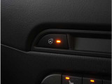 【ステアリングヒーター】ハンドルの左右のグリップ部分を温めることができます。寒い日の運転も安心です。