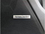 ハーマンカードン搭載モデルは、広々とした車内空間で豊かなサウンド体験を提供する、クリアで迫力あるオーディオシステムが魅力的です。車内に居ながらまるでライブ会場にいるような臨場感を味わえます。