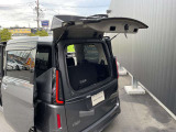 バックドアは車や壁が近いときに大変便利なハーフバックドアがついていますナンバープレートの上から開きます ちょっとした荷物の出し入れに便利です
