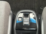 EV走行を選択する「EV」ボタン。パーキングブレーキは電子制御式です