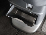 ◆センターロアボックス◆インパネ中央の下部には、ごみ箱としても使用する事ができるセンターロアボックスを装備しております。
