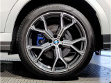 【BMWアロイホイル】軽量かつ強度に拘ったアロイホイル。走行性能ポテンシャルを引き出す設計。車の足元を引き締めてくれる大きなポイントはアロイホイルです。